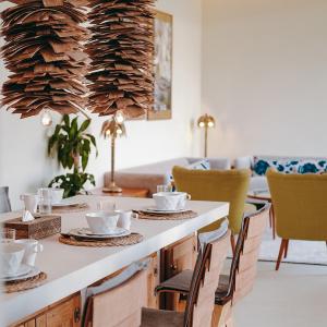 Aseel Resort في الرياض: غرفة طعام مع طاولة مع أطباق وكراسي