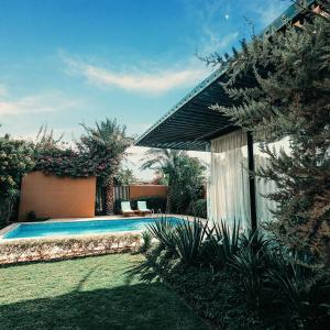 una casa con piscina en un patio en Aseel Resort en Riad