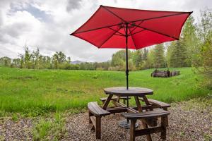 Ein Garten an der Unterkunft Serenity Log Cabin in Downtown Victor