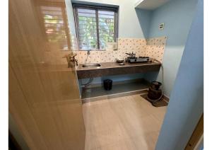 STANDARD Stay في فاركَالا: حمام صغير مع حوض ونافذة