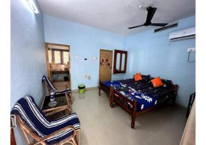 - une chambre avec un lit et une chaise dans l'établissement STANDARD Stay, à Varkala