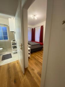 グムンデンにあるCityLake G23 Apartmentsのベッド1台とバスルームが備わる小さな客室です。