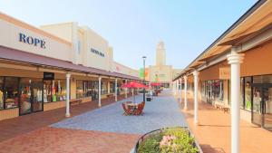 un centro comercial vacío con una fila de edificios en Toyoko Inn Imba Nihon-idai Ekimae, en Inzai