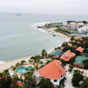 an aerial view of a beach with a resort at H&ograve;n Cau Resort & Restaurant in Tuy Phong