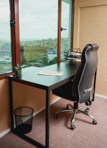 een bureau met een stoel voor een raam bij Appartement T2 avec ascenseur privé in Antananarivo
