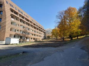 une rue vide en face d'un immeuble dans l'établissement Apartment in Bakuriani "Haystack" room 14, à Bakuriani