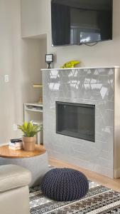 Una sala de estar con chimenea y un televisor de pantalla plana. en Immersed in the scenery of Canmore, en Canmore