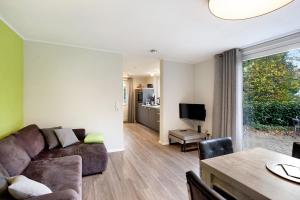 a living room with a couch and a table at Ferienwohnung im Eichholz in Arnsberg
