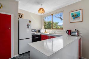 Dapur atau dapur kecil di Coastal Charm - Picton Holiday Home