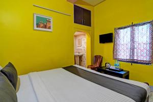 Postel nebo postele na pokoji v ubytování Super OYO 16535 Chilika Residency