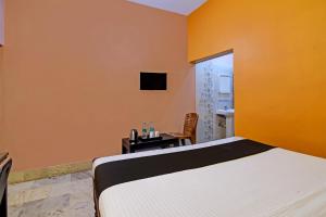 Postel nebo postele na pokoji v ubytování Super OYO 16535 Chilika Residency