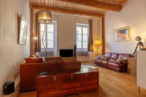 un soggiorno con un divano e un tavolo di Les Mats du port - appt climatisé a Marsiglia