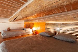 una camera da letto con due letti e soffitto in legno di Les Mats du port - appt climatisé a Marsiglia