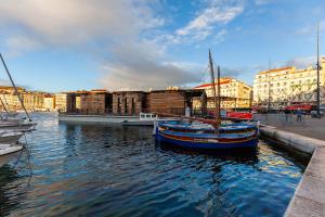 Una barca blu seduta in un porto. di Les Mats du port - appt climatisé a Marsiglia