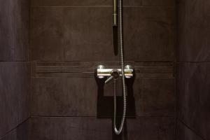 una doccia con soffione in un bagno di Les Mats du port - appt climatisé a Marsiglia Altre 14 foto