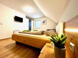 a bedroom with a large bed in a room at Ferienhaus Leni Bettwäsche Handtücher inkl in Hasselfelde