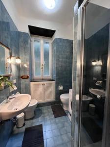 Un baño con lavabo, inodoro y ducha. en LaMarina, en Camogli
