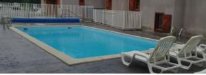 basen z 2 leżakami i basen w obiekcie Appartement les chalets d estives w mieście Cauterets