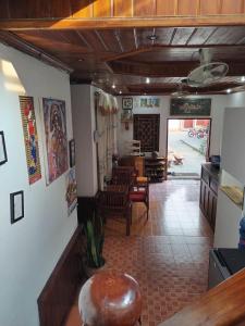 ein Wohnzimmer mit einem Sofa und einem Tisch in der Unterkunft Phanh Tha Sone House in Luang Prabang