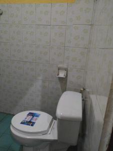 ein Bad mit einem WC und einer Zeitschrift darauf in der Unterkunft Phanh Tha Sone House in Luang Prabang
