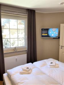 Una habitación de hotel con una cama con toallas. en Luxus Ferienwohnung Kaminzeit, en Goslar