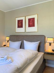 1 dormitorio con 2 camas y 2 cuadros en la pared en Luxus Ferienwohnung Kaminzeit, en Goslar