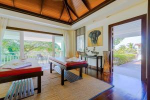 ein Wohnzimmer mit Tisch und ein Esszimmer in der Unterkunft 7 Bedrooms Mansion on The Golf Course! JB2 in Hua Hin + 60 Fotos