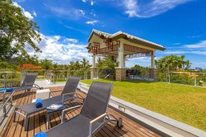 eine Terrasse mit Stühlen und einem Pavillon in der Unterkunft 7 Bedrooms Mansion on The Golf Course! JB2 in Hua Hin