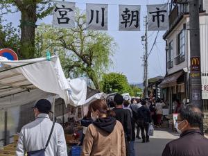 Guesthouse Tomaru في تاكاياما: مجموعة من الناس يمشون في شارع في سوق