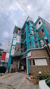 un edificio azul en Cozy centre Simpang Lima Semarang en Semarang