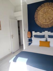 Posteľ alebo postele v izbe v ubytovaní Les Terrasses B&B avec piscine privée