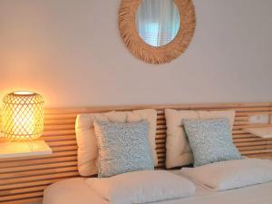 - un salon avec un canapé et un miroir dans l'établissement Noctua Apartamento Estepona centro, à Estepona