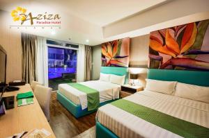 Un pat sau paturi într-o cameră la Aziza Paradise Hotel