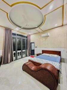 - une chambre avec un grand lit et un plafond dans l'établissement Golden Hotel, à Long Xuyên