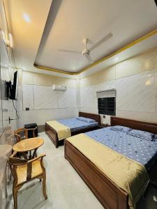 - une chambre avec 2 lits et une table dans l'établissement Golden Hotel, à Long Xuyên
