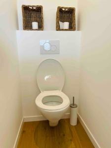łazienka z toaletą z dwoma koszami na ścianie w obiekcie Agréable T3 - 70m2 avec petite terrasse w mieście Granges-lès-Valence