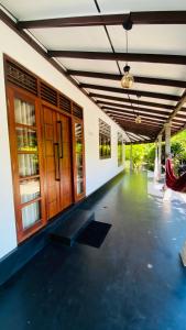 アハンガマにあるMellow Yellowの木製のドアとコンクリートの床が特徴の建物を利用した客室です。 +59枚の写真