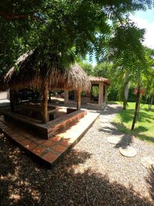 a small hut with a grass roof and a bench at Casa Vacacional en Nariño a 20 min de Girardot Cundinamarca in Nariño