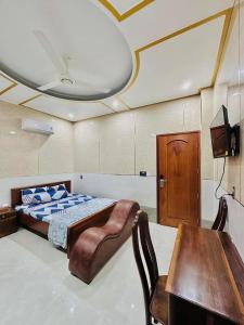 sypialnia z łóżkiem, biurkiem i stołem w obiekcie Golden Hotel w mieście Long Xuyên