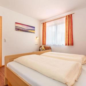 2 camas en un dormitorio con ventana en Appartement Nr 3 Alpenstern en Wagrain