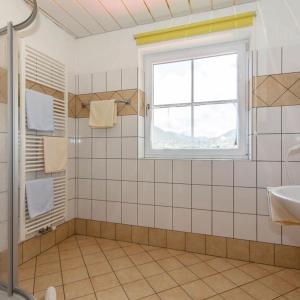 y baño con ventana, ducha y lavamanos. en Appartement Nr 3 Alpenstern en Wagrain