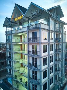 um edifício de apartamentos com varandas e um hotel em Hil Venture em Arusha