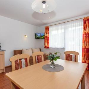 cocina y comedor con mesa y sillas en Appartement Nr 3 Alpenstern en Wagrain