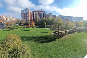 un parc avec un banc au milieu d'un champ dans l'établissement Apartman RONI, à Zagreb
