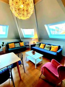 - un salon avec un canapé et une table dans l'établissement QUARTIER LOUISE STUDIOS, à Bruxelles
