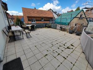 a patio with a table and chairs and a building at Monteurzimmer - Waldbronn in Waldbronn