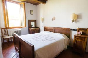 Un dormitorio con una cama grande y una ventana en Agriturismo Ca'de'Gatti, en Faenza