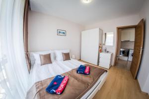 1 dormitorio con 1 cama con 2 almohadas en Prestige Mer d'Azur, en Sunny Beach