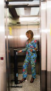 een vrouw staat in een lift bij Appartement T2 avec ascenseur privé in Antananarivo