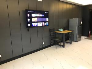 TV a/nebo společenská místnost v ubytování Clark CU Hotel